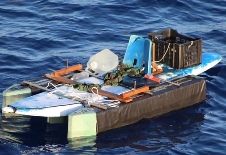 Hallan cerca de Bahamas a cubanos en embarcación hecha con una tabla de surf