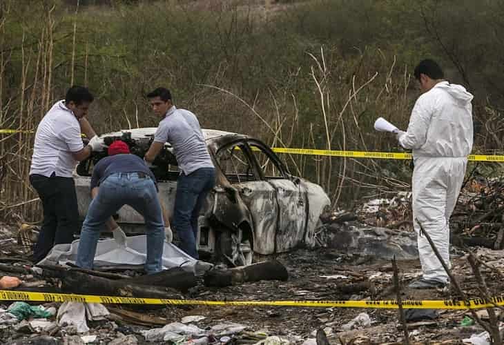 Hallan siete cuerpos calcinados dentro de un vehículo en el centro de México