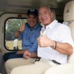 Jeff Bezos visita un parque de la Amazonía colombiana junto al presidente Duque