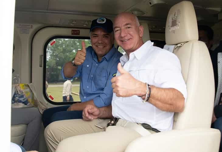 Jeff Bezos visita un parque de la Amazonía colombiana junto al presidente Duque
