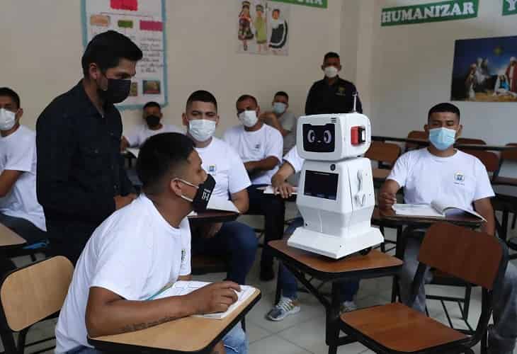 Jovam, un robot entre rejas para educar a los reos de Perú