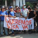 Migrantes bloquean calles en sur de México para exigir su regularización