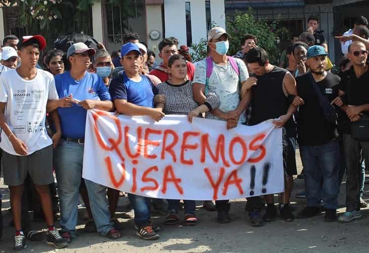 Migrantes bloquean calles en sur de México para exigir su regularización