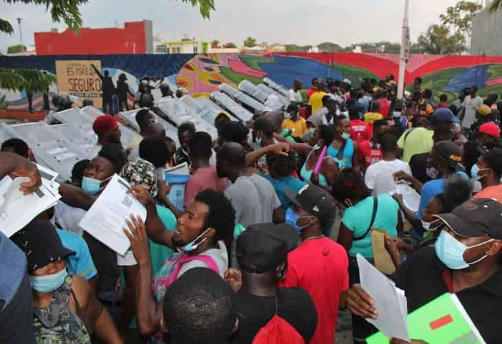 Migrantes protestan de manera violenta en la ciudad mexicana de Tapachula