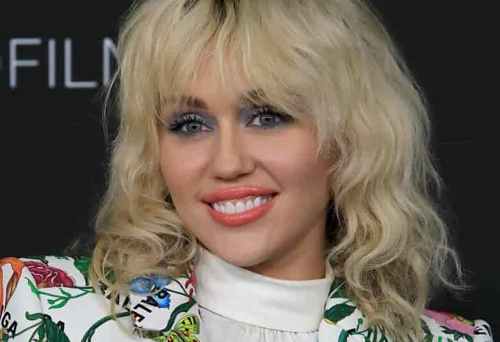 El avión de Miley Cyrus aterriza de emergencia tras el impacto de un rayo