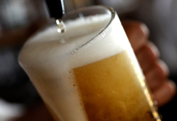 No hace falta beber mucho - una cerveza al día basta para dañar al cerebro
