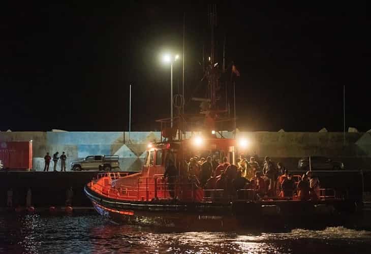 Rescatan una patera con 50 migrantes subsaharianos al este de Fuerteventura