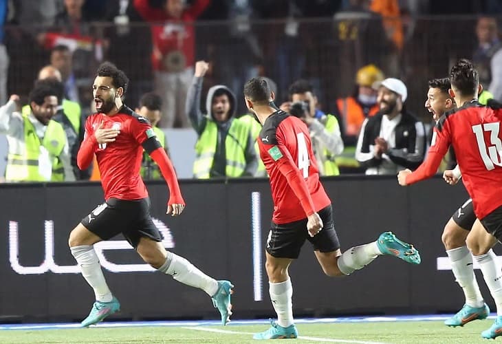 Salah se impone a Mané y acerca a Egipto al Mundial