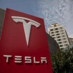 Tesla planea dividir sus acciones y sube con fuerza en Wall Street