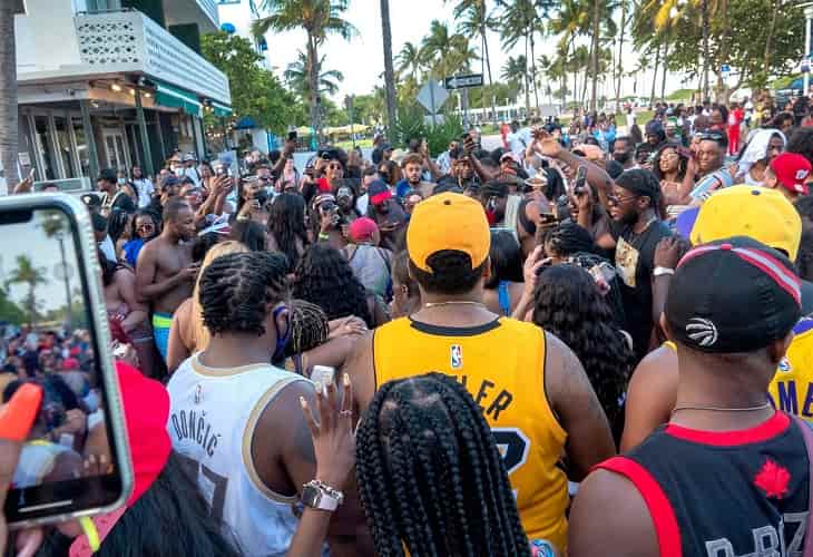 Tres heridos de bala en un Miami Beach abarrotado de jóvenes en vacaciones