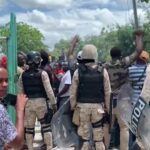 Un muerto y un aeroplano quemado en protestas en la ciudad haitiana de Les Cayes