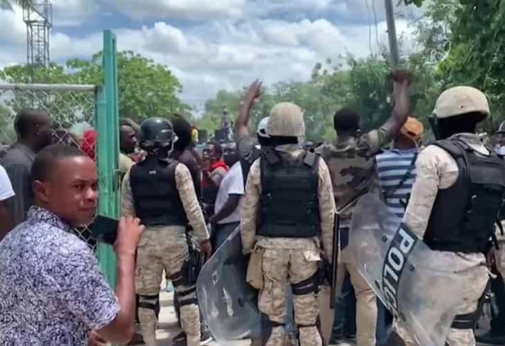 Un muerto y un aeroplano quemado en protestas en la ciudad haitiana de Les Cayes