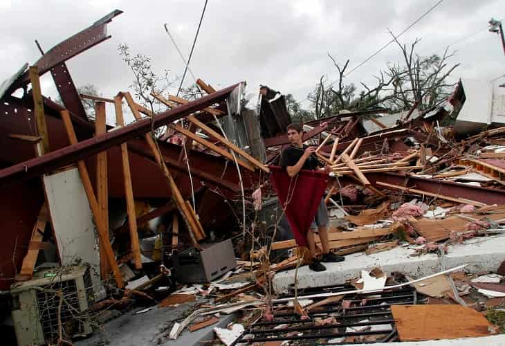 Un tornado deja dos muertos, heridos y casas derrumbadas en Florida