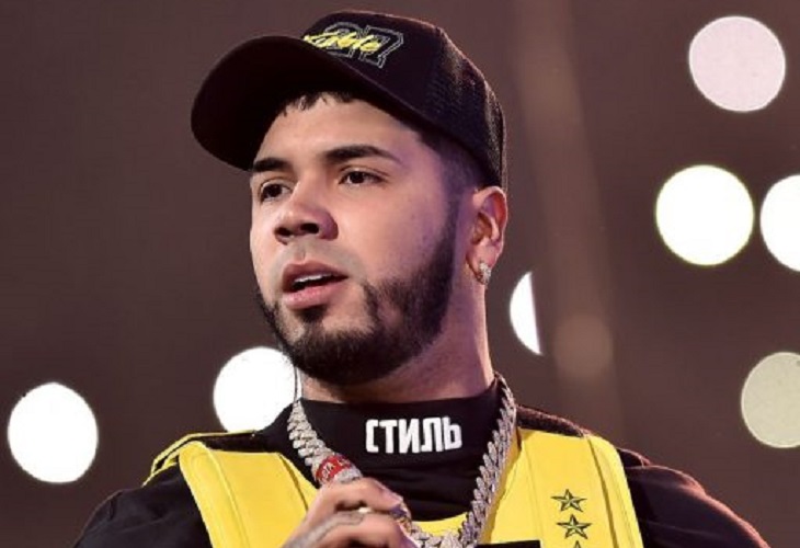 Anuel le pega con un hielo a DJ por poner canción de Karol G