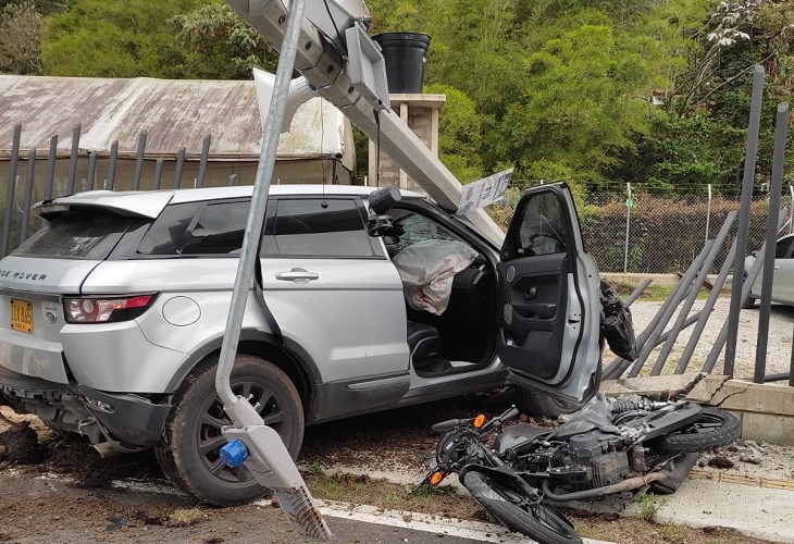 Camioneta arrolló a motocicleta con asaltantes en vía Pantanillo-El Retiro