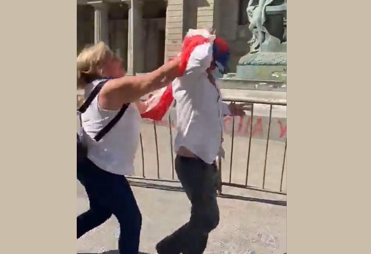 Marcos Barraza expone a una señora que intentó ahogarlo con una bandera