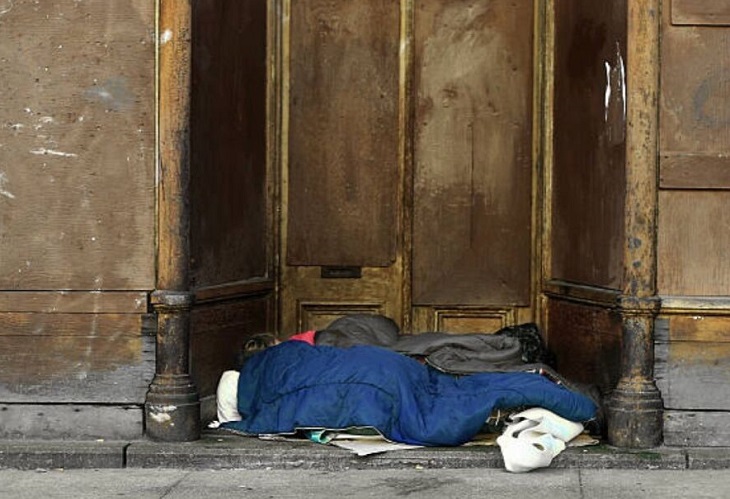 Habitante de calle quemado con aceite de moto en Medellín