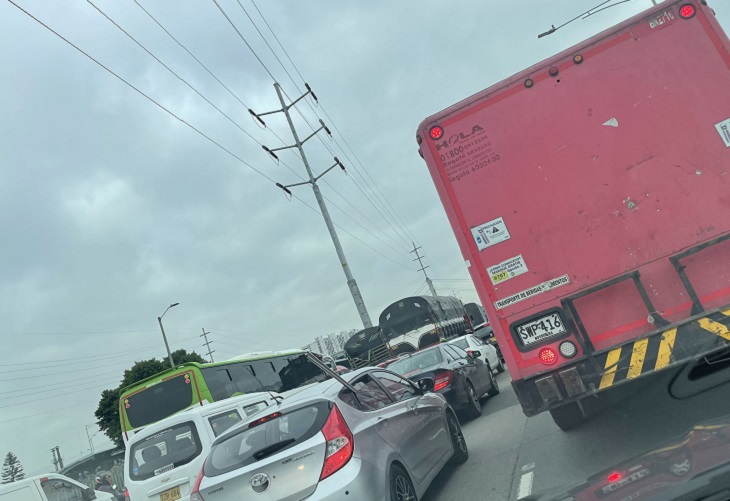 Las obras de un puente peatonal provocan trancón en la Autopista Norte