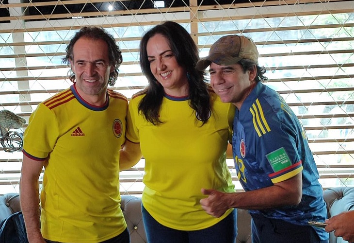 Foto de Cabal junto a Fico Gutiérrez en partido de Colombia