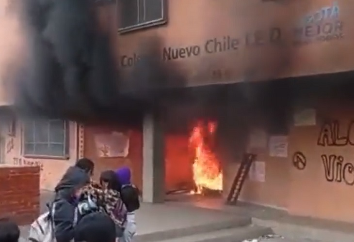 Queman el Colegio Nuevo Chile, en Bogotá, tras protestas por presunto abuso