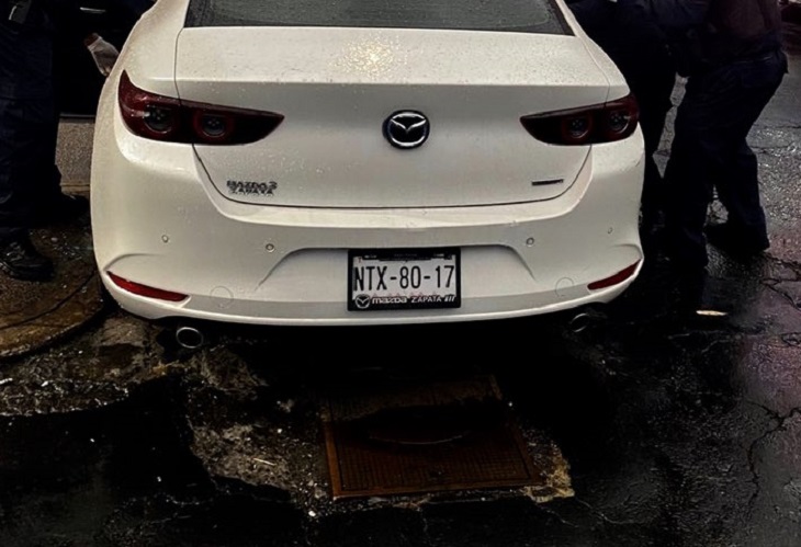 Cadáver de mujer encontrado en un Mazda 3 en Benito Juárez