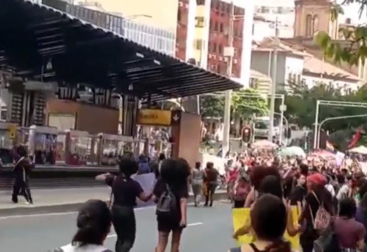 Feministas vandalizaron varios paraderos y estaciones de Metroplús en Medellín