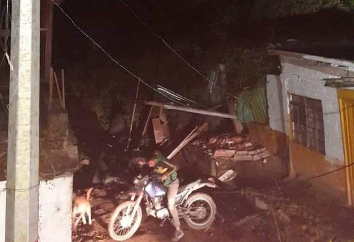 Rescatan con vida a hombre que quedó en deslizamiento en Caldas, Antioquia