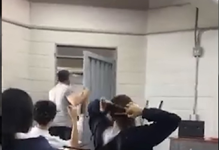 Profesor del colegio Avelino Saldarriaga saca a empujones a un alumno de clase