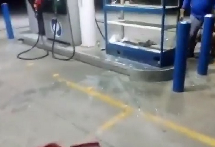 Delincuentes atacaron con granada una estación de gasolina en Puerto Valdivia