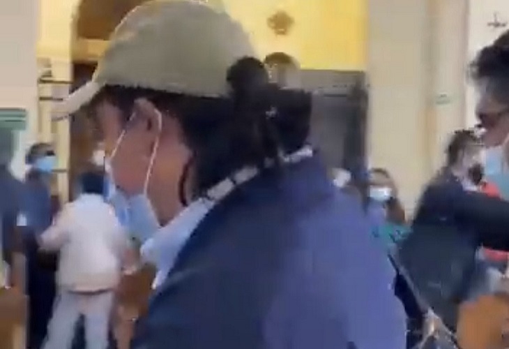 Gustavo Bolívar niega estar con encapuchados en la Catedral Primada