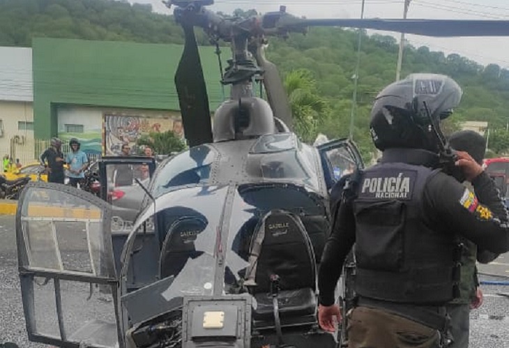 Video. Helicóptero militar cae en plena avenida en Portoviejo