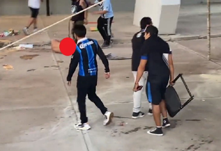 Hinchas del Querétaro y Atlas se enfrentan a muerte