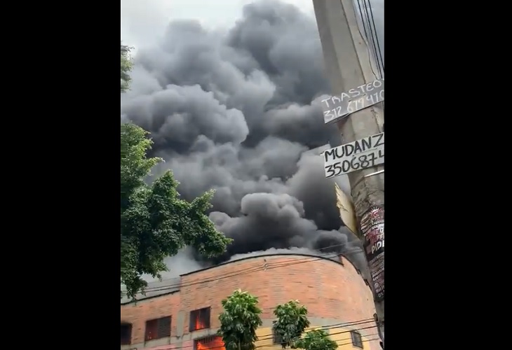 Bodega sufre incendio en el sector El Chagualo de Medellín