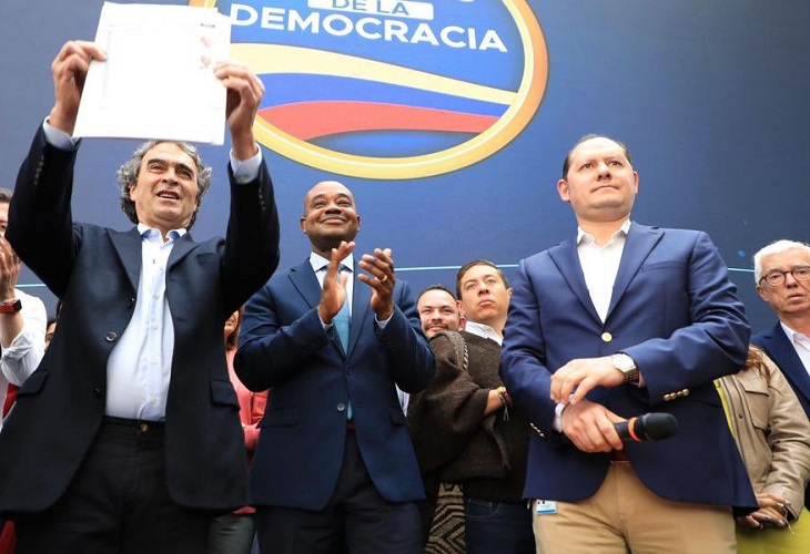 Fajardo inscribió su candidatura presidencial el 23 de marzo