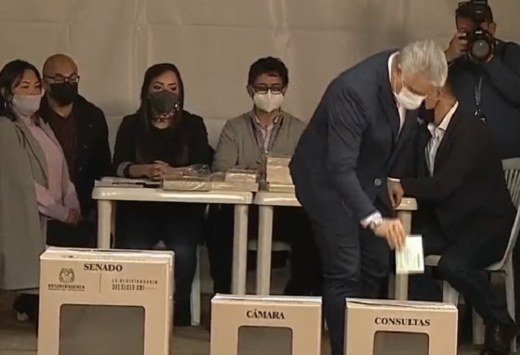 Iván Duque votó por la consulta de Equipo por Colombia