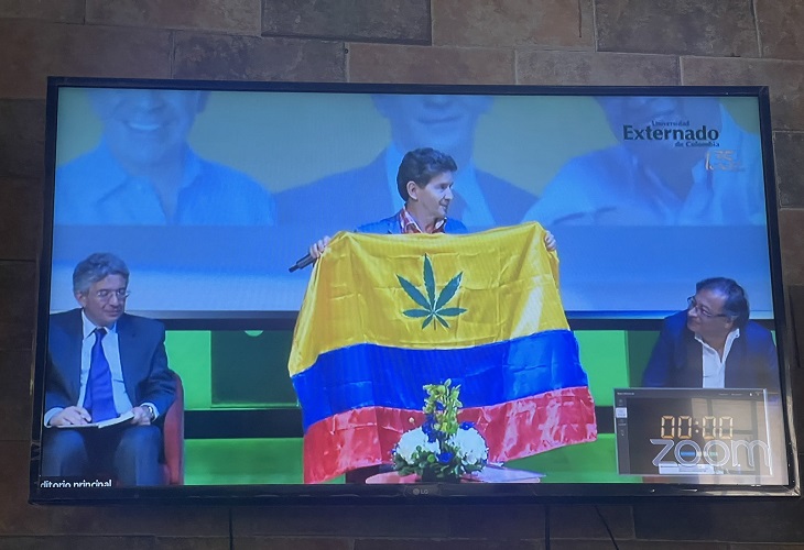 Luis Pérez lanza propuesta para que bandera de Colombia tenga hoja de marihuana