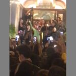 Machine Gun Kelly canta afuera del hotel, tras inundación en el Asunciónico