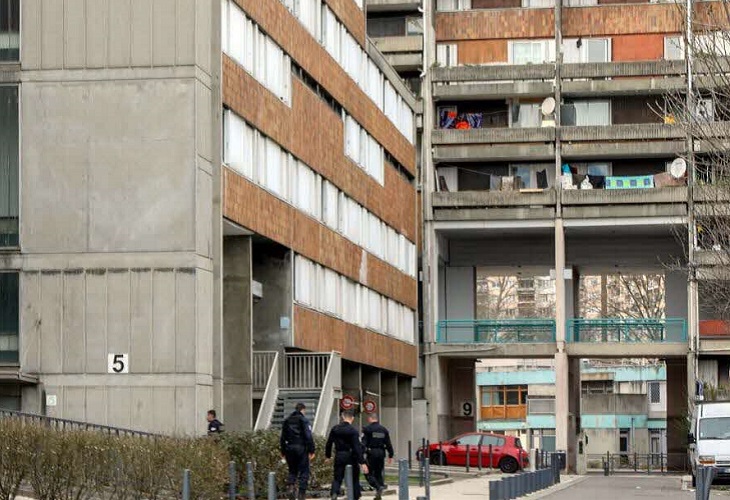 Una madre y sus 4 hijos son hallados muertos en apartamento en Grenoble