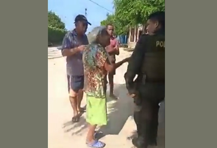Anciana amenaza con lanzarse a un carro por maltratos en geriátrico de San Onofre