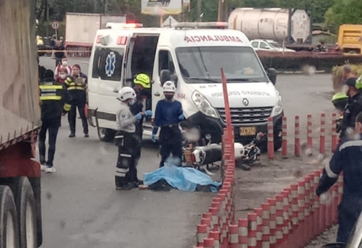 Motociclista murió en accidente con camión, en la entrada de Girardota