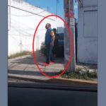 Graban a papá de Octavio Ocaña amenazando con una pistola en plena calle