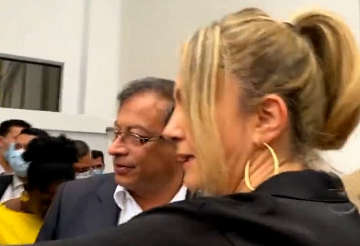Viralizan video de Petro en el que no deja que Francia pase primero