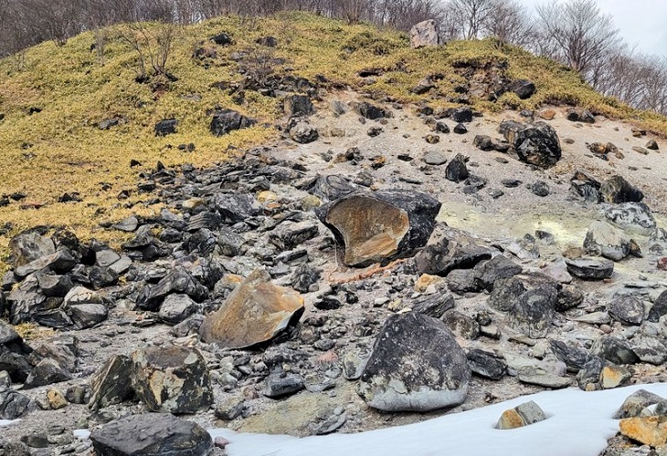 La 'piedra asesina' de Japón se partió en 2 y en el país temen lo peor