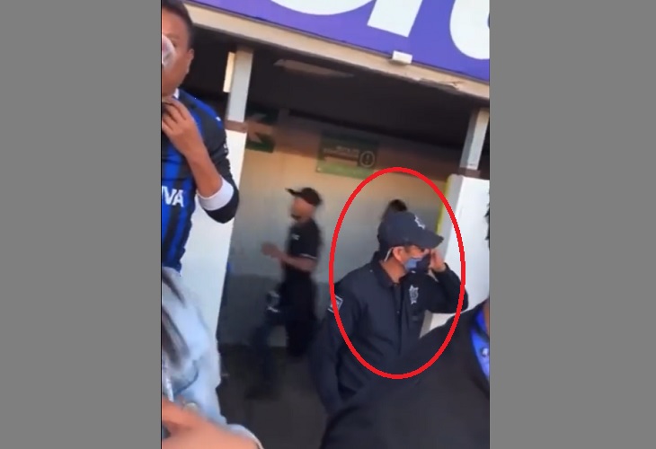 Policía de Querétaro fue grabado mientras ignora la batalla campal que iniciaba