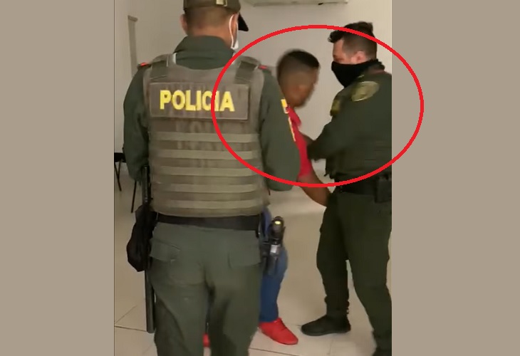 Video de Policía de Córdoba que intenta quitar arma a otro