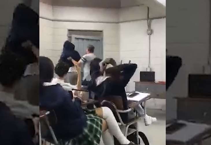 Profesor del colegio Avelino Saldarriaga saca a empujones a un alumno de clase