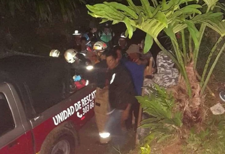 Rescatan con vida a hombre que quedó en deslizamiento en Caldas, Antioquia