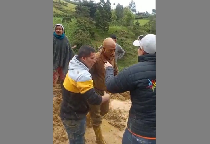 Salvan a maquinista de morir en derrumbe, en Santacruz Guachavés