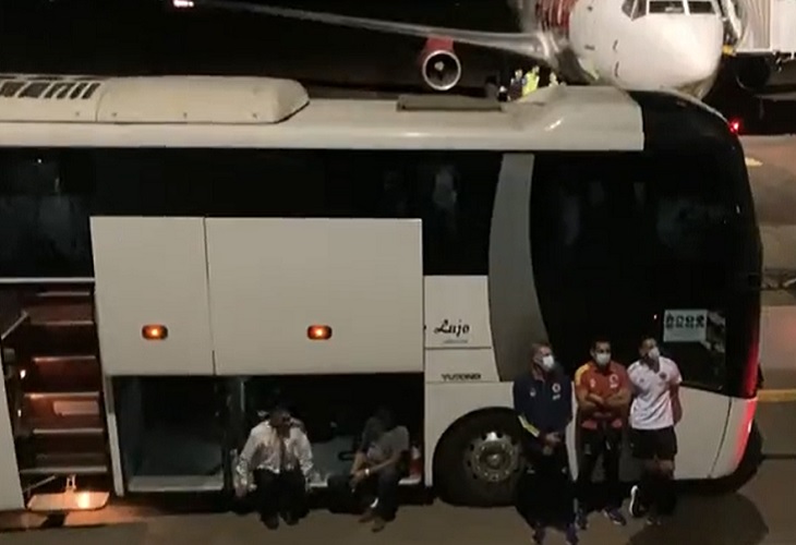 Venezolanos le empezaron a jugar el partido a Colombia desde el Aeropuerto