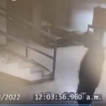 Video de Alias Matamba saliendo de cárcel La Picota por puerta que le dejan abierta